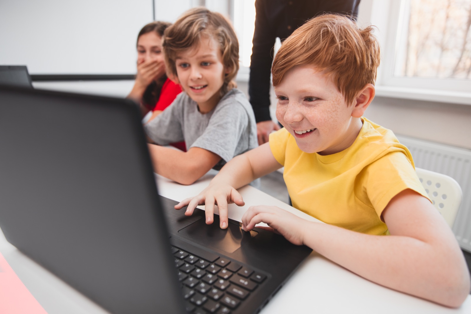 Copii care învață la laptop